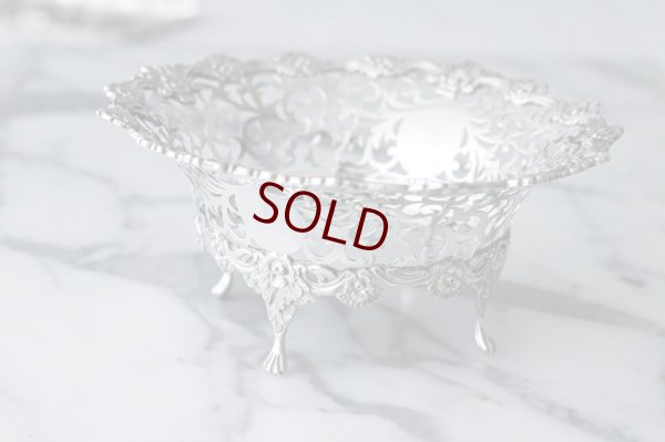 画像6:  アンティークシルバー、純銀製(925) 1908年 お花と貝のボーダー スクロールの透かし細工 ボンボンバスケット