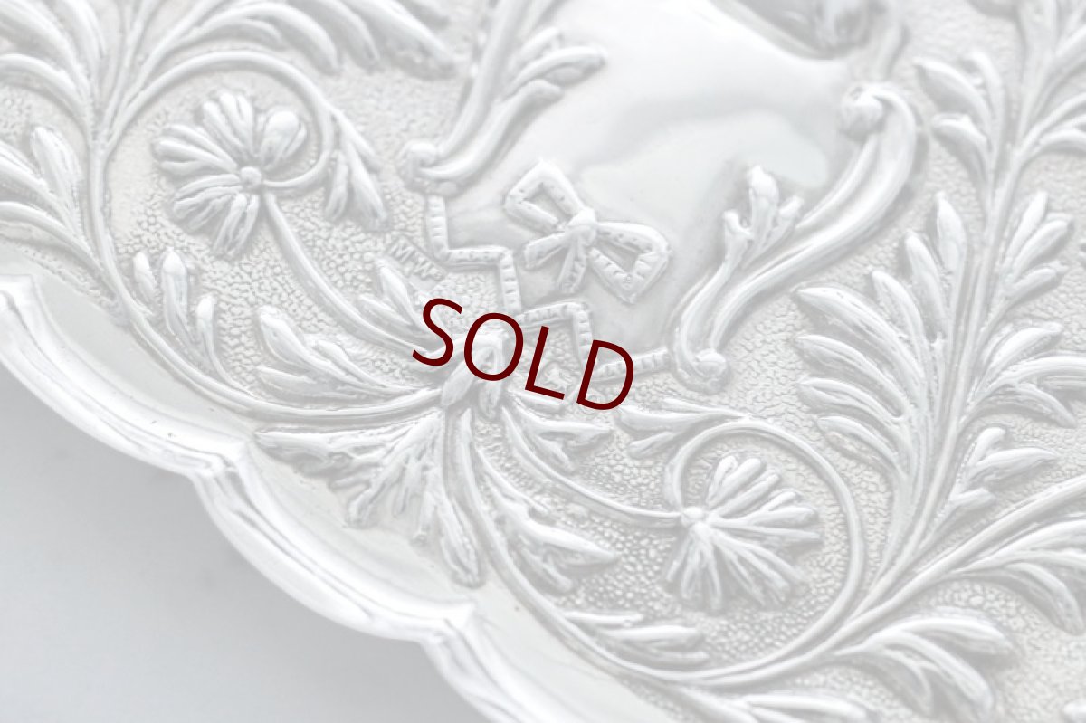 画像4: アンティークシルバー、純銀製(925)  1900年 マッピン＆ウェッブ　リボン、お花と葉模様彫刻  ピンディッシュ/スモールトレイ (4)