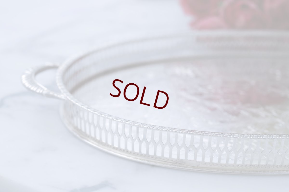 下部の縁に修理跡があります。