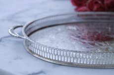 下部の縁に修理跡があります。