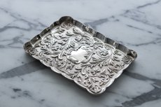 画像2: アンティークシルバー、純銀製(925)  1900年 マッピン＆ウェッブ　リボン、お花と葉模様彫刻  ピンディッシュ/スモールトレイ (2)