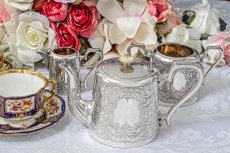 画像1: アンティークシルバー、シルバープレート製　エドウォーディアン　ハンドエングレービング　バチェラーサイズ ティー3点セット (1)