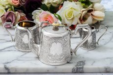 画像2: アンティークシルバー、シルバープレート製　エドウォーディアン　ハンドエングレービング　バチェラーサイズ ティー3点セット (2)