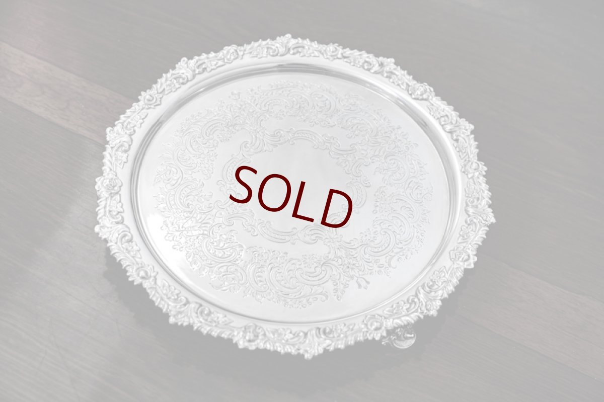 画像1: アンティークシルバー、シルバープレート製 　薔薇と葉模様のボーダー　お花とスクロールの手彫り彫刻 25.5cmサルヴァ (1)