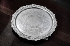 画像1: アンティークシルバー、シルバープレート製 　薔薇と葉模様のボーダー　お花とスクロールの手彫り彫刻 25.5cmサルヴァ (1)