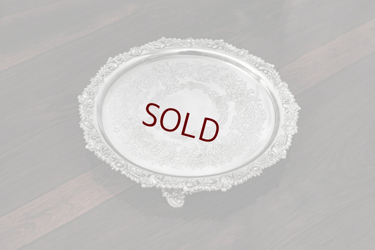 画像2: アンティークシルバー、シルバープレート製 　薔薇と葉模様のボーダー　お花とスクロールの手彫り彫刻 25.5cmサルヴァ (2)