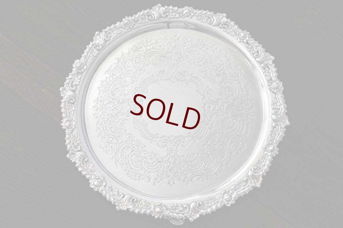 画像7: アンティークシルバー、シルバープレート製 　薔薇と葉模様のボーダー　お花とスクロールの手彫り彫刻 25.5cmサルヴァ (7)