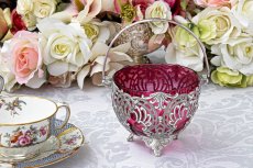 画像1: アンティークシルバー、シルバープレート製 ヴィクトリア時代後期 クランベリーグラス スクロールの透かし細工 シュガーバスケット (1)