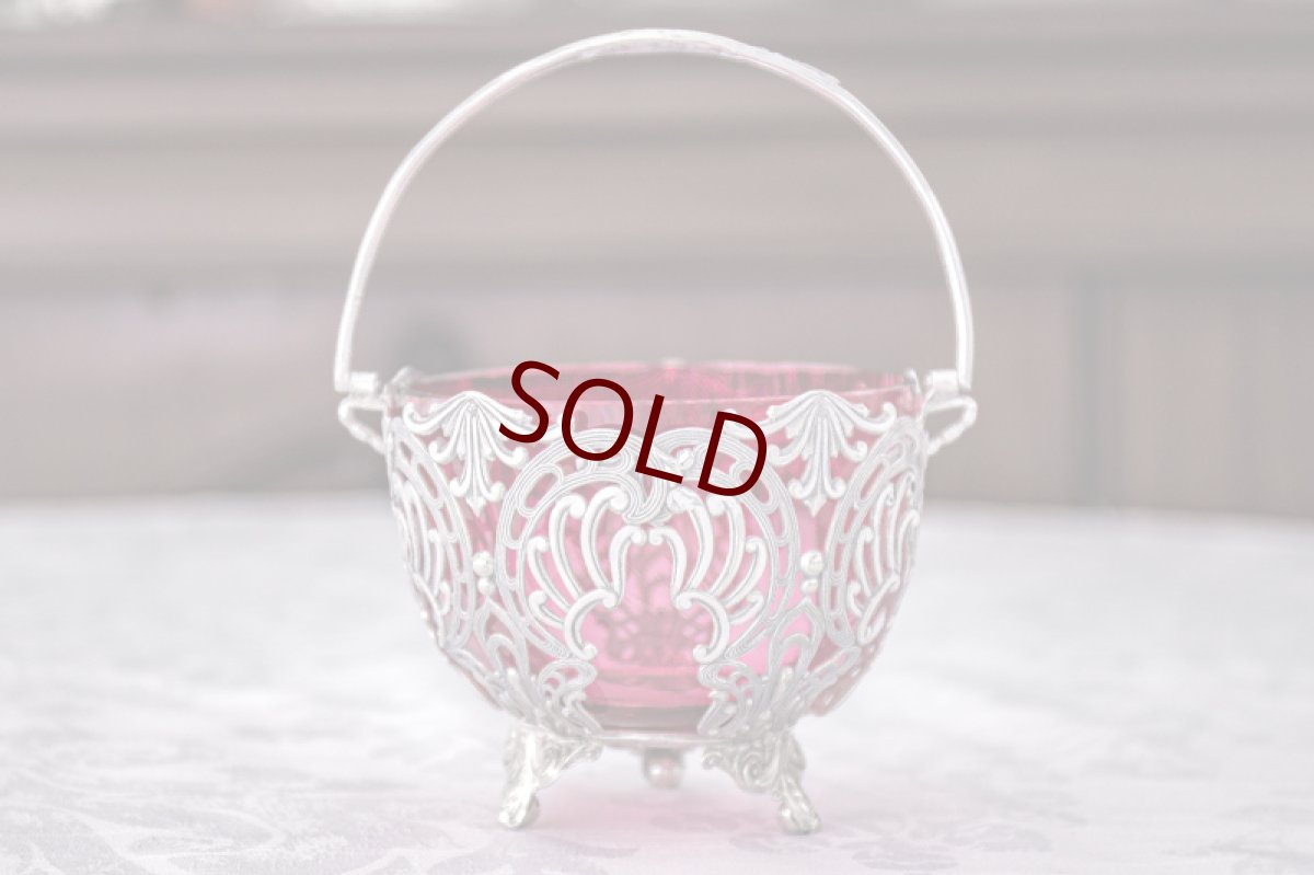 画像4: アンティークシルバー、シルバープレート製 ヴィクトリア時代後期 クランベリーグラス スクロールの透かし細工 シュガーバスケット (4)