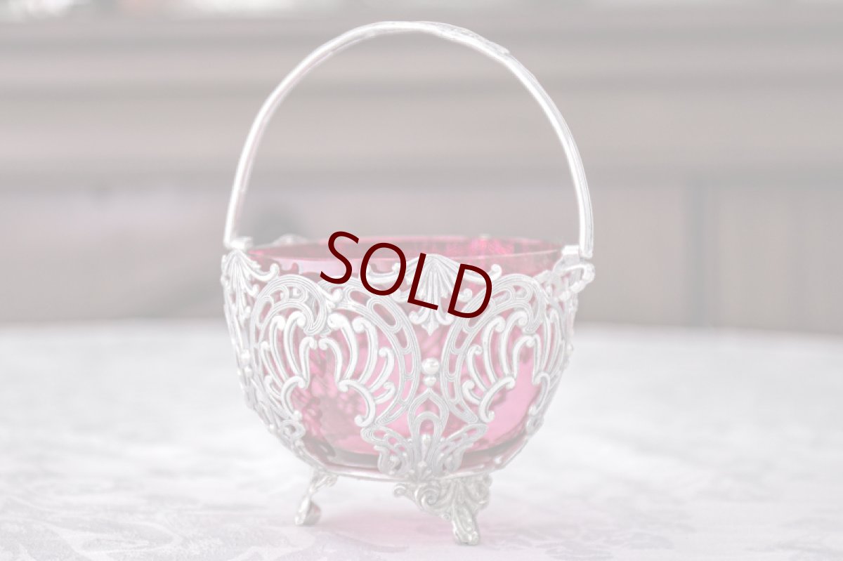 画像2: アンティークシルバー、シルバープレート製 ヴィクトリア時代後期 クランベリーグラス スクロールの透かし細工 シュガーバスケット (2)