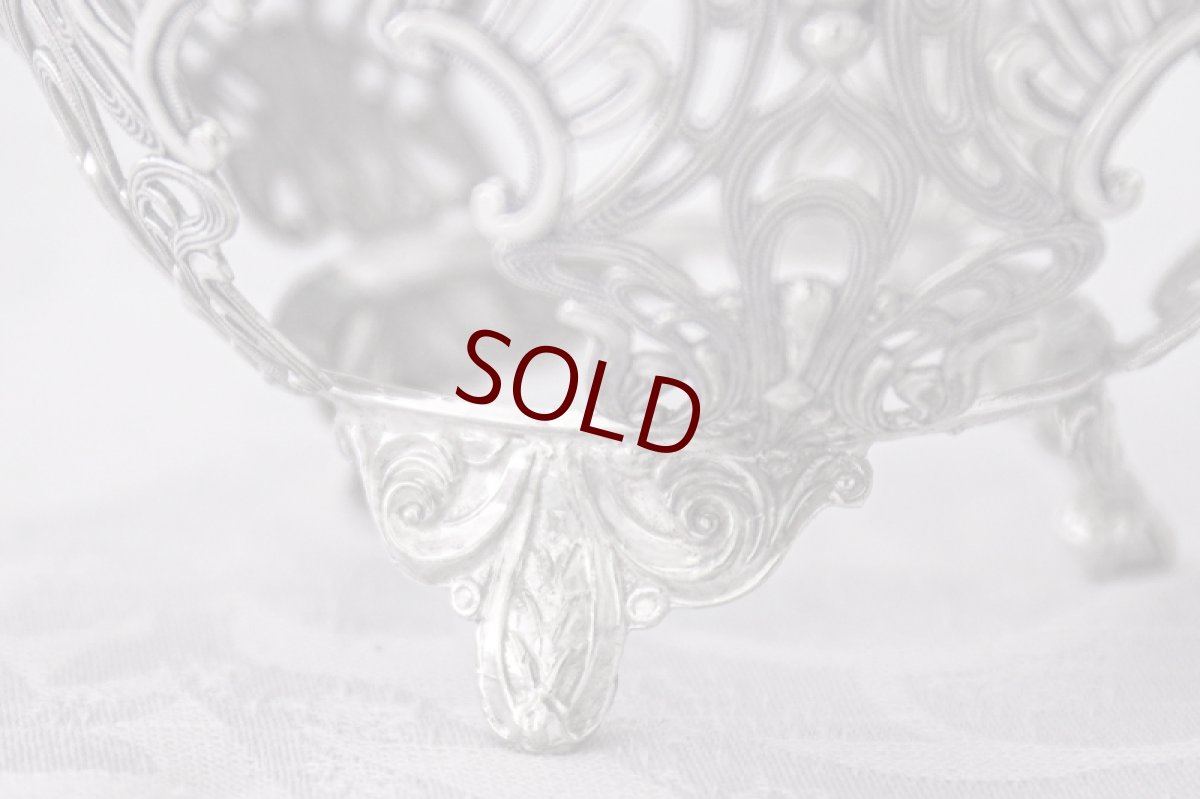 画像10: アンティークシルバー、シルバープレート製 ヴィクトリア時代後期 クランベリーグラス スクロールの透かし細工 シュガーバスケット (10)