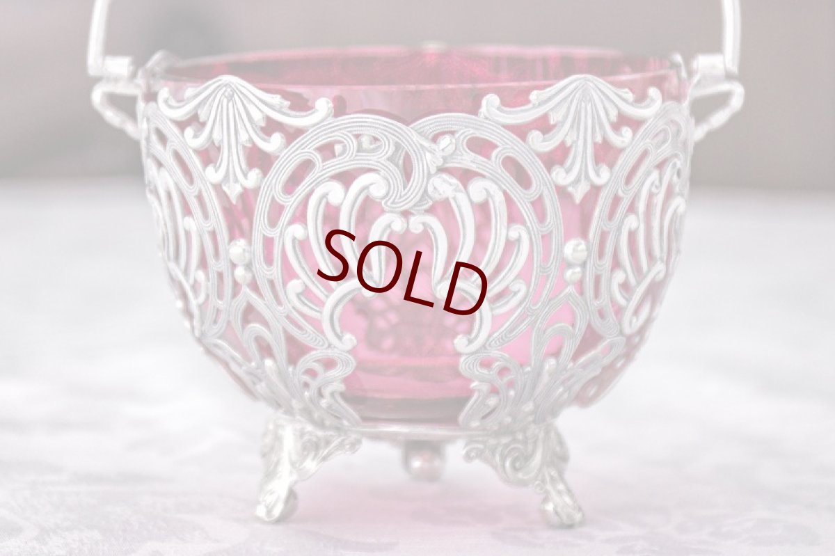 画像5: アンティークシルバー、シルバープレート製 ヴィクトリア時代後期 クランベリーグラス スクロールの透かし細工 シュガーバスケット (5)