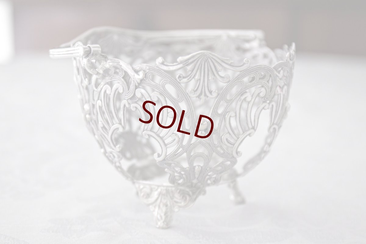 画像9: アンティークシルバー、シルバープレート製 ヴィクトリア時代後期 クランベリーグラス スクロールの透かし細工 シュガーバスケット (9)