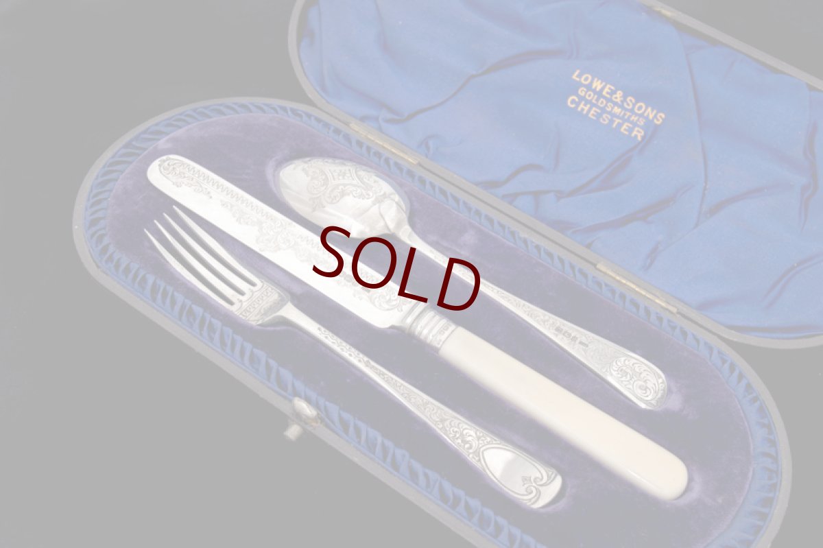 画像1: アンティークシルバー、純銀製（925）1896年  美手彫り クリスニング チャイルド カトラリー3点セット (1)