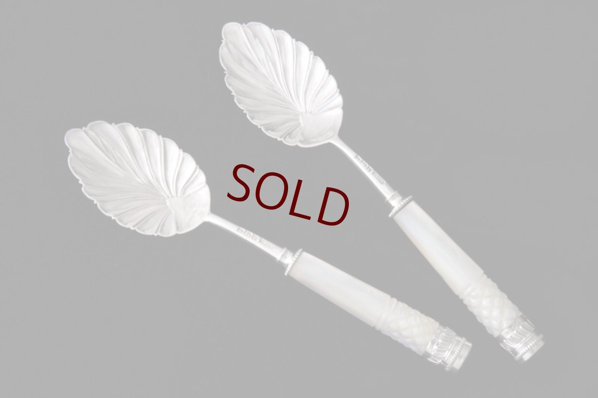 画像4: アンティークシルバー、純銀製(925) 1898年　ペア　貝のボウル　白蝶貝ハンドル ジャムスプーンセット (4)