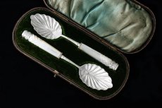 画像1: アンティークシルバー、純銀製(925) 1898年　ペア　貝のボウル　白蝶貝ハンドル ジャムスプーンセット (1)