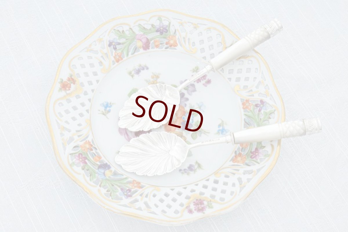 画像2: アンティークシルバー、純銀製(925) 1898年　ペア　貝のボウル　白蝶貝ハンドル ジャムスプーンセット (2)