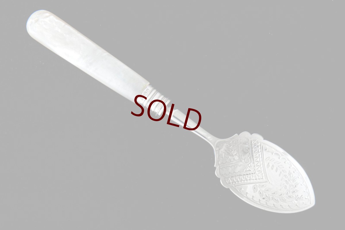 画像1: アンティークシルバー、純銀製(925) 1896年　白蝶貝ハンドル ジャムスプーン (1)