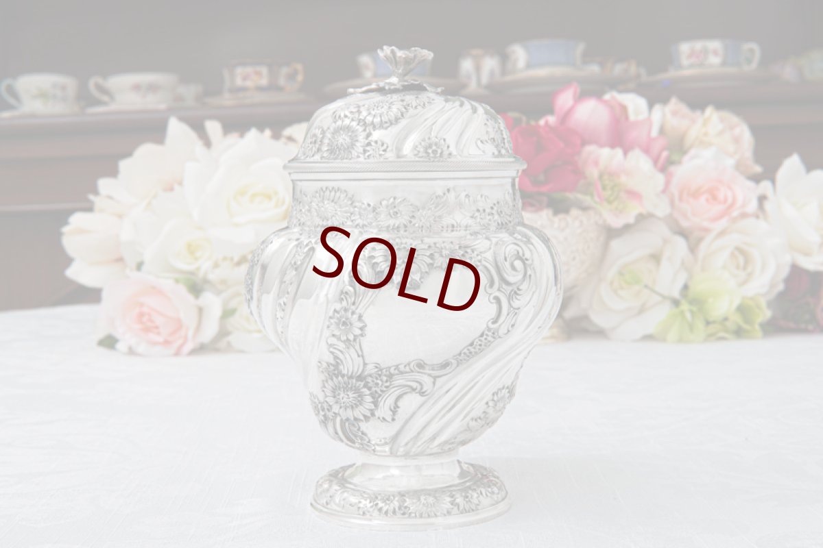 画像3: アンティークシルバー、純銀製（925）1901年　お花のハンドチェイス　ツイストフルーテッド　ティーキャディー  (3)