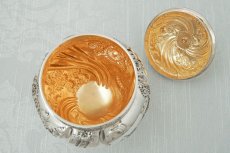 画像11: アンティークシルバー、純銀製（925）1901年　お花のハンドチェイス　ツイストフルーテッド　ティーキャディー  (11)