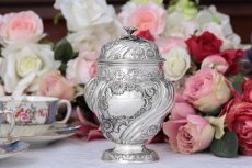 画像1: アンティークシルバー、純銀製（925）1901年　お花のハンドチェイス　ツイストフルーテッド　ティーキャディー  (1)