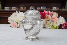 画像2: アンティークシルバー、純銀製（925）1901年　お花のハンドチェイス　ツイストフルーテッド　ティーキャディー  (2)