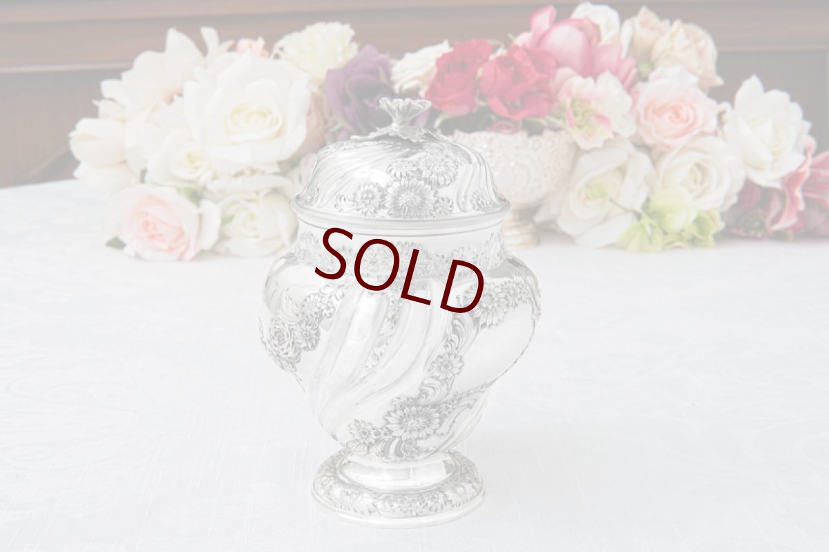 画像4: アンティークシルバー、純銀製（925）1901年　お花のハンドチェイス　ツイストフルーテッド　ティーキャディー  (4)