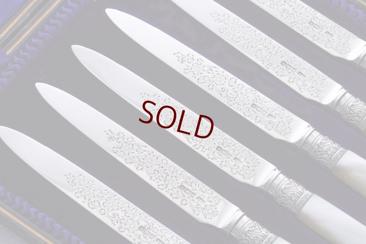 画像2: アンティークシルバー、純銀製（925）1902年　白蝶貝ハンドル　お花と葉模様の手彫り装飾　ティーナイフ6本セット　 (2)