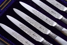 画像2: アンティークシルバー、純銀製（925）1902年　白蝶貝ハンドル　お花と葉模様の手彫り装飾　ティーナイフ6本セット　 (2)