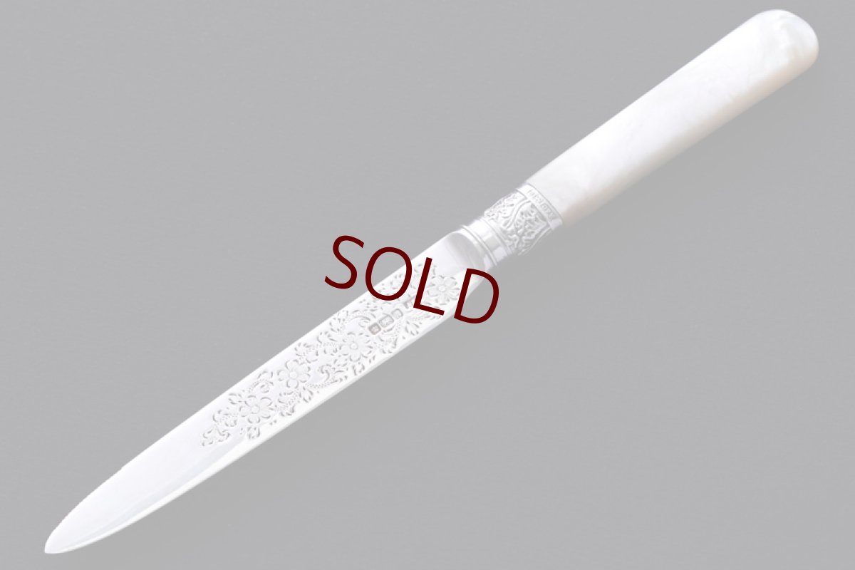 画像4: アンティークシルバー、純銀製（925）1902年　白蝶貝ハンドル　お花と葉模様の手彫り装飾　ティーナイフ6本セット　 (4)