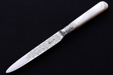 画像4: アンティークシルバー、純銀製（925）1902年　白蝶貝ハンドル　お花と葉模様の手彫り装飾　ティーナイフ6本セット　 (4)