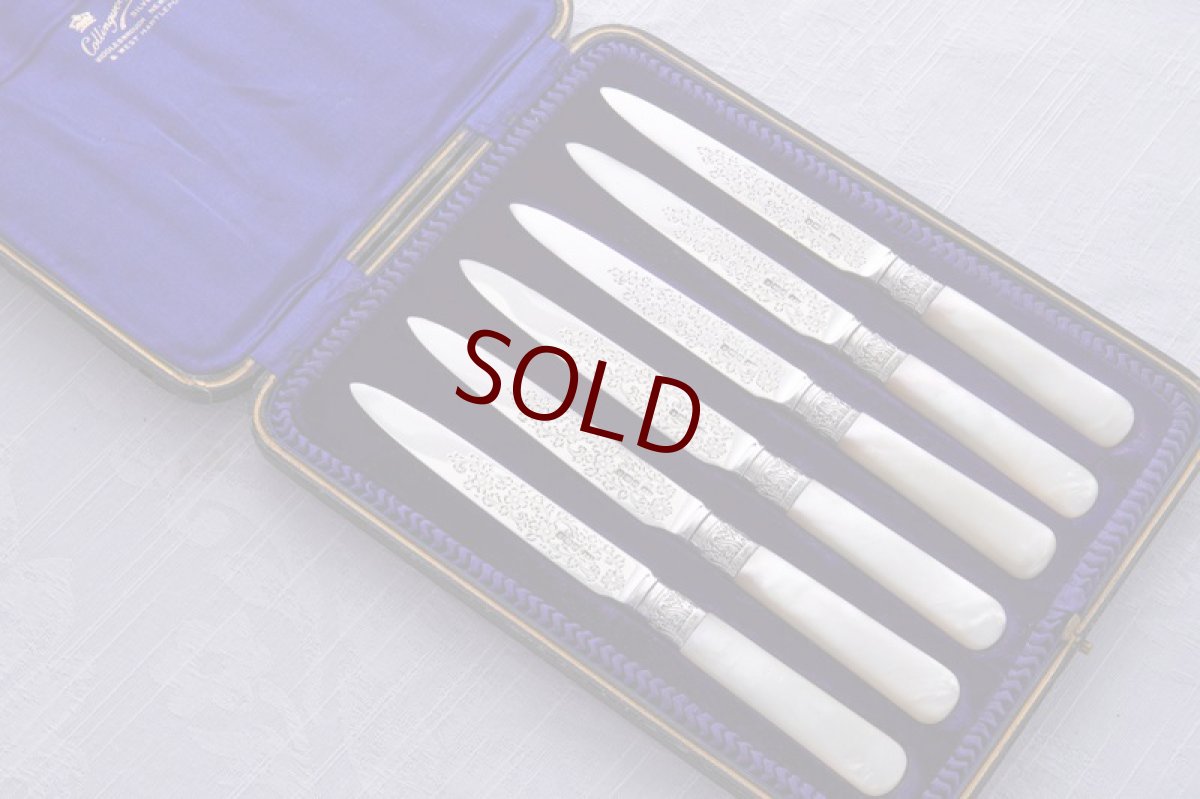 画像1: アンティークシルバー、純銀製（925）1902年　白蝶貝ハンドル　お花と葉模様の手彫り装飾　ティーナイフ6本セット　 (1)