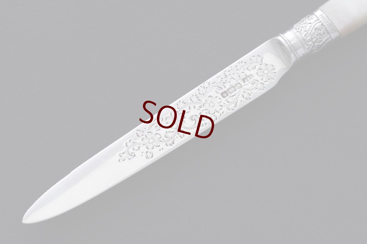 画像5: アンティークシルバー、純銀製（925）1902年　白蝶貝ハンドル　お花と葉模様の手彫り装飾　ティーナイフ6本セット　 (5)