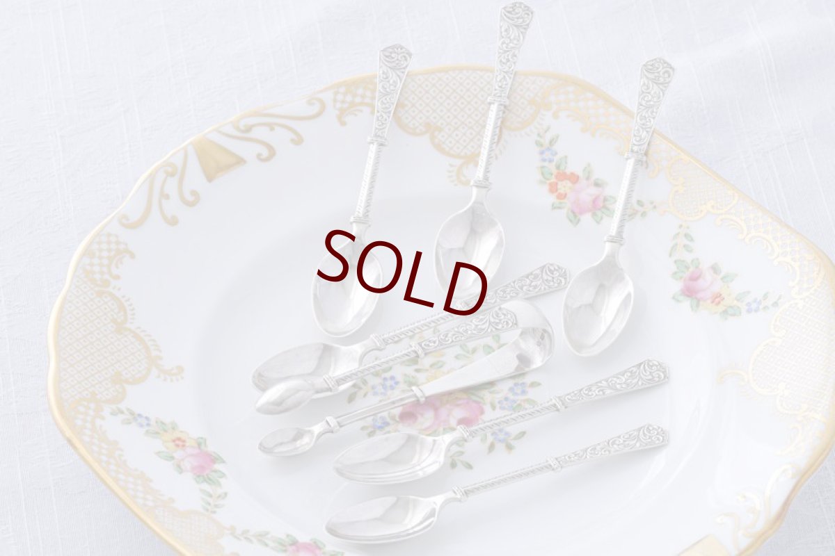 画像3: アンティークシルバー、純銀製（925）1888年　特級　スクロール装飾 ティースプーン＆シュガートングセット (3)