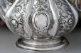 画像10: アンティークシルバー、純銀製（925）1855年 特級 エルキントン お花の摘み お花の彫刻が華麗なティー＆コーヒー4点セット