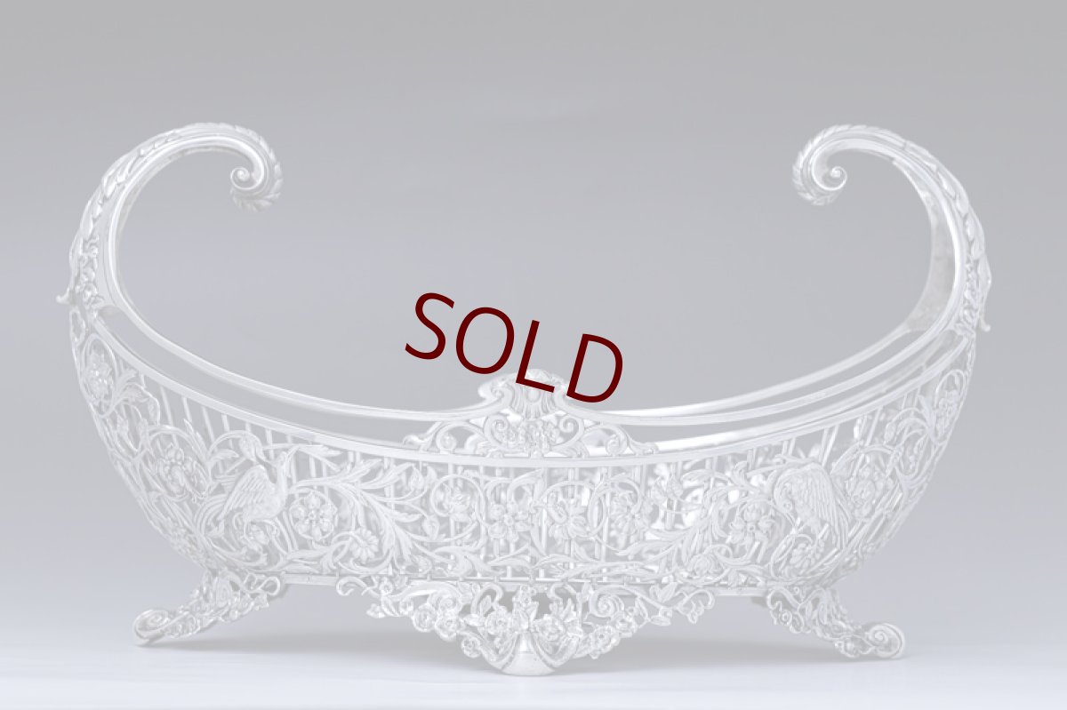 画像1: アンティークシルバー、純銀製（925）1902年　特級品　エルキントン　手作業の鋳金透かし細工　貴族の館の花入れ（ジャーディニエール）/フルーツバスケット (1)