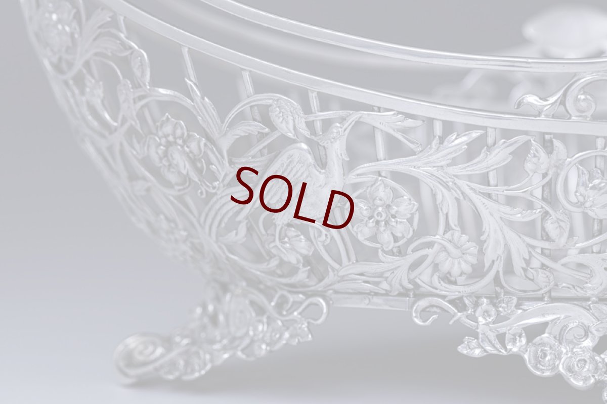 画像8: アンティークシルバー、純銀製（925）1902年　特級品　エルキントン　手作業の鋳金透かし細工　貴族の館の花入れ（ジャーディニエール）/フルーツバスケット (8)