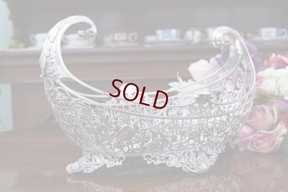 画像10: アンティークシルバー、純銀製（925）1902年　特級品　エルキントン　手作業の鋳金透かし細工　貴族の館の花入れ（ジャーディニエール）/フルーツバスケット (10)