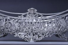 画像4: アンティークシルバー、純銀製（925）1902年　特級品　エルキントン　手作業の鋳金透かし細工　貴族の館の花入れ（ジャーディニエール）/フルーツバスケット (4)