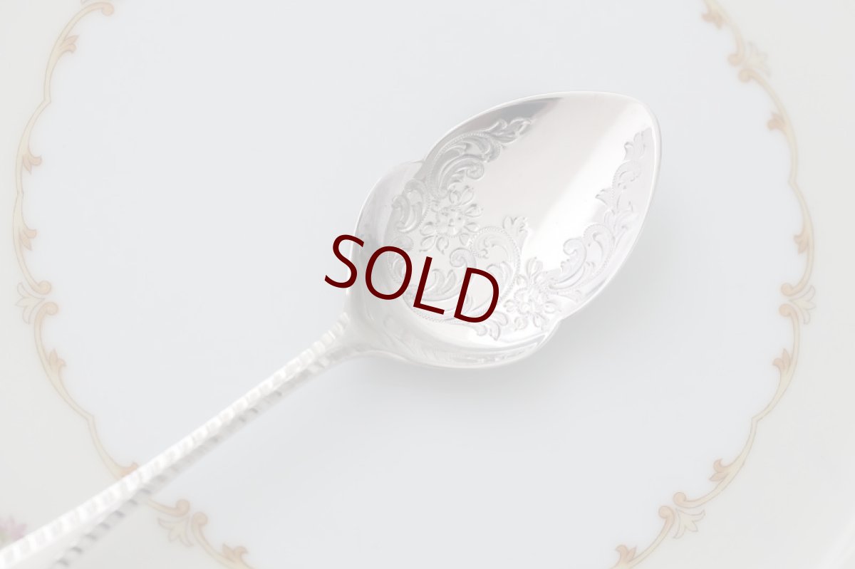 画像2: アンティークシルバー、純銀製 (925) 1900年 エレガントなお花とスクロールの手彫り彫刻 のボウル ジャムスプーン (2)