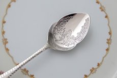 画像2: アンティークシルバー、純銀製 (925) 1900年 エレガントなお花とスクロールの手彫り彫刻 のボウル ジャムスプーン (2)