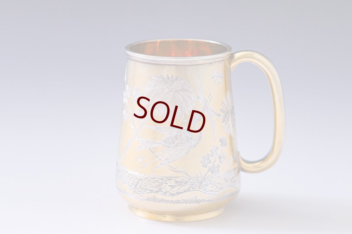 画像1: アンティークシルバー、純銀製（925）1880年　ギルド　手彫り　ジャポニズム　クリスニングカップ (1)