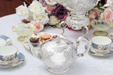 画像1: アンティークシルバー、シルバープレート製、ヴィクトリアン ロココ　Martin, Hall & Co.薔薇とお花　スクロールの打ち出しティーポット (1)