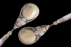 画像1: アンティークシルバー、シルバープレート製　パーシャルギルト　透かし細工　白蝶貝ハンドル ヴィクトリアン　サービングカトラリーセット (1)