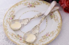 画像5: アンティークシルバー、シルバープレート製　パーシャルギルト　透かし細工　白蝶貝ハンドル ヴィクトリアン　サービングカトラリーセット (5)