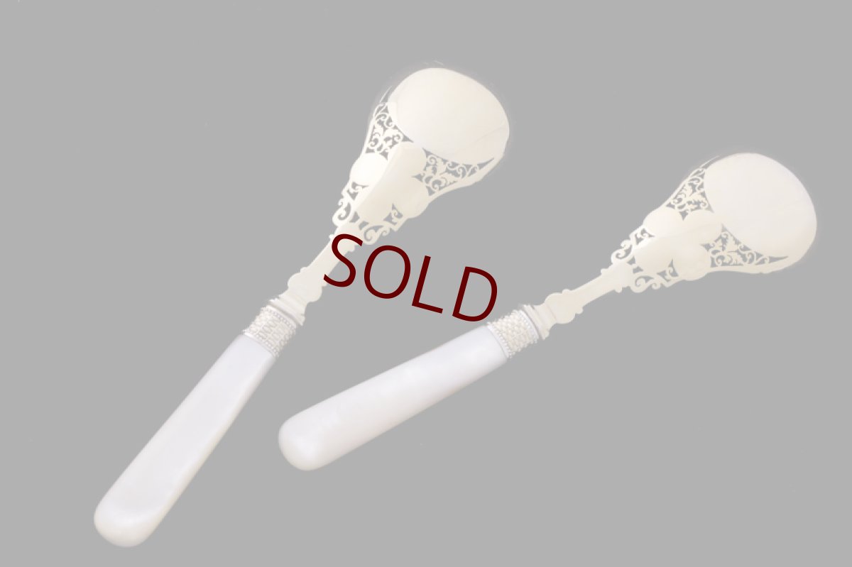 画像4: アンティークシルバー、シルバープレート製　パーシャルギルト　透かし細工　白蝶貝ハンドル ヴィクトリアン　サービングカトラリーセット (4)