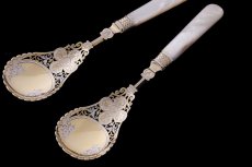 画像3: アンティークシルバー、シルバープレート製　パーシャルギルト　透かし細工　白蝶貝ハンドル ヴィクトリアン　サービングカトラリーセット (3)