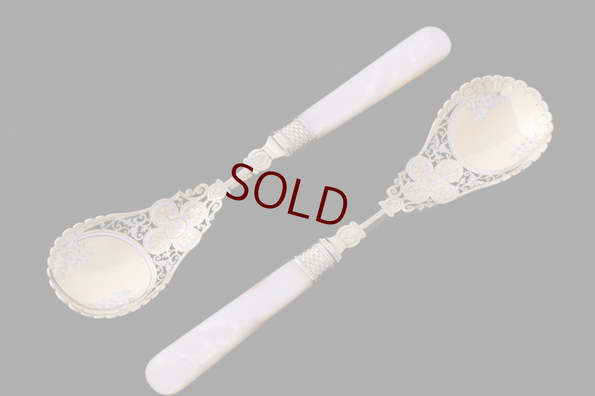 画像2: アンティークシルバー、シルバープレート製　パーシャルギルト　透かし細工　白蝶貝ハンドル ヴィクトリアン　サービングカトラリーセット (2)