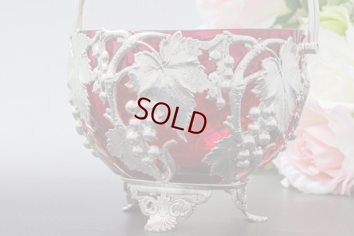 画像2: アンティークシルバー、アンティーク銀器、シルバープレート製　１９００年前後　クランベリーグラス　葡萄と葉のシュガーバスケット (2)