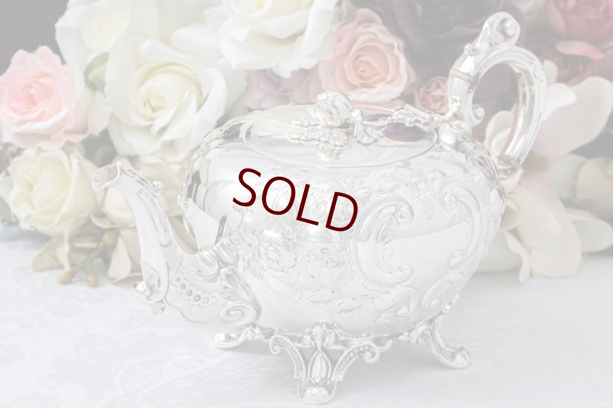 画像5: アンティークシルバー、アンティーク銀器　シルバープレート製　ヴィクトリア時代中期　ヴィクトリアンロココスタイル　手彫り打ち出し　ティーポット (5)